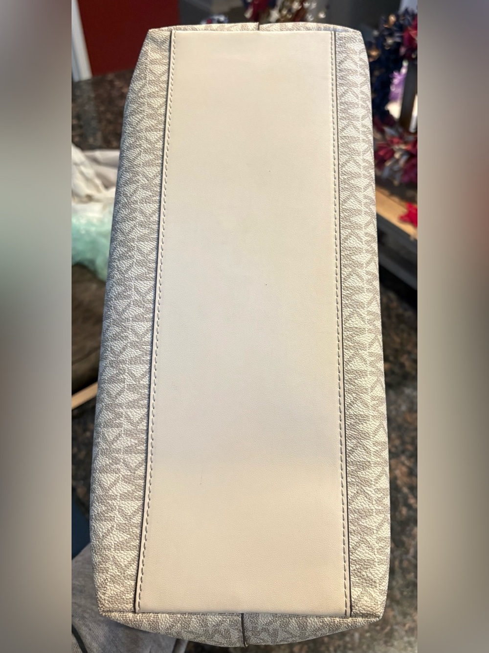 Michael Kors Sheila Large Tote - Picture 6 of 6